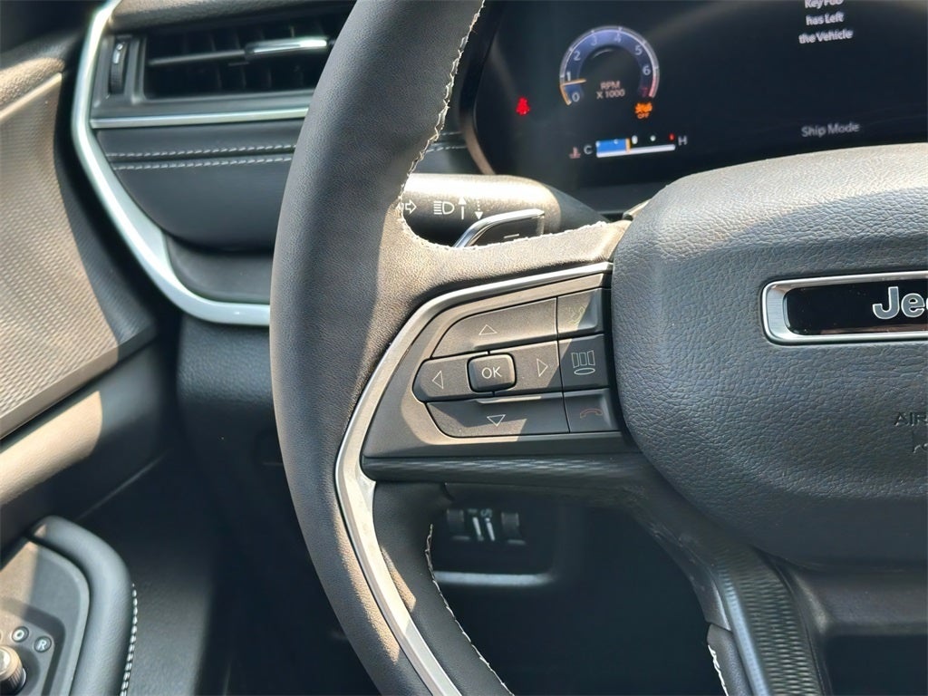 2025 Jeep Grand Cherokee Base