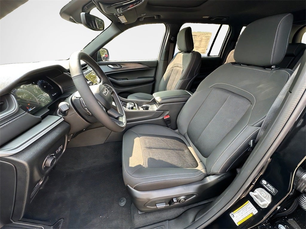 2025 Jeep Grand Cherokee Base