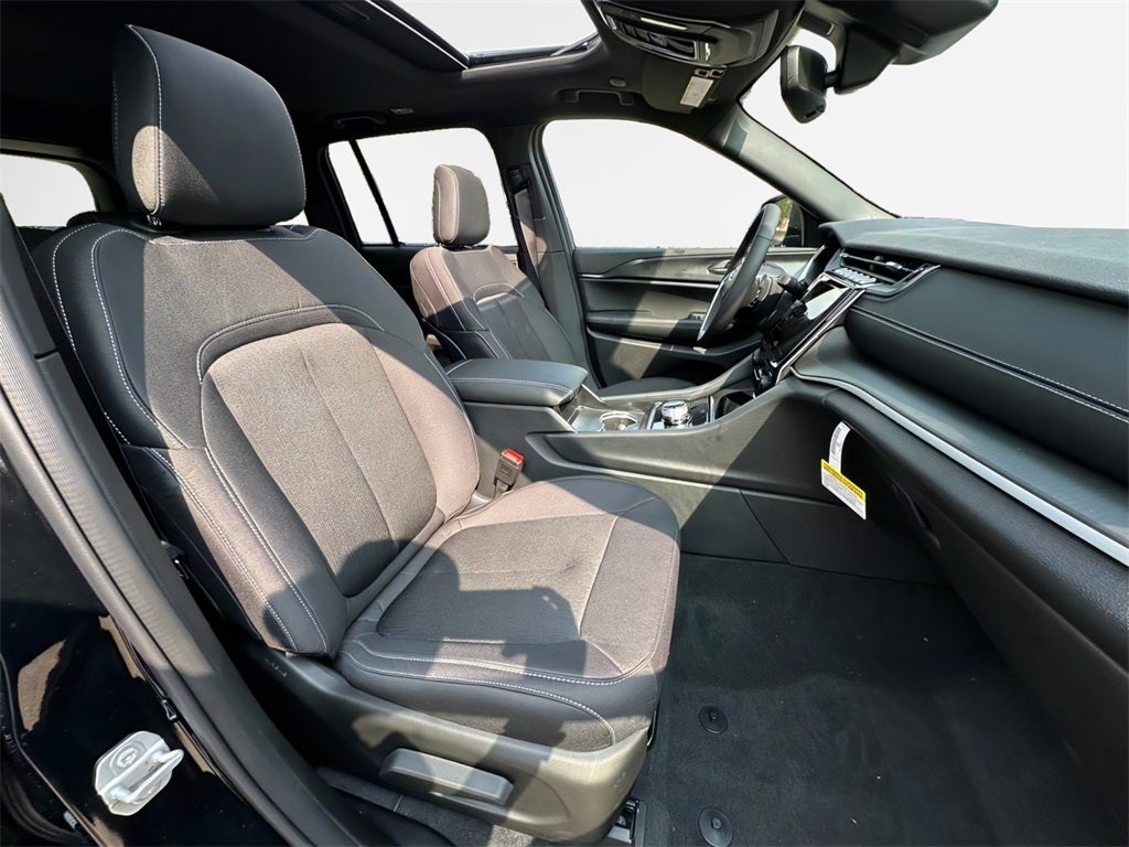 2025 Jeep Grand Cherokee Base