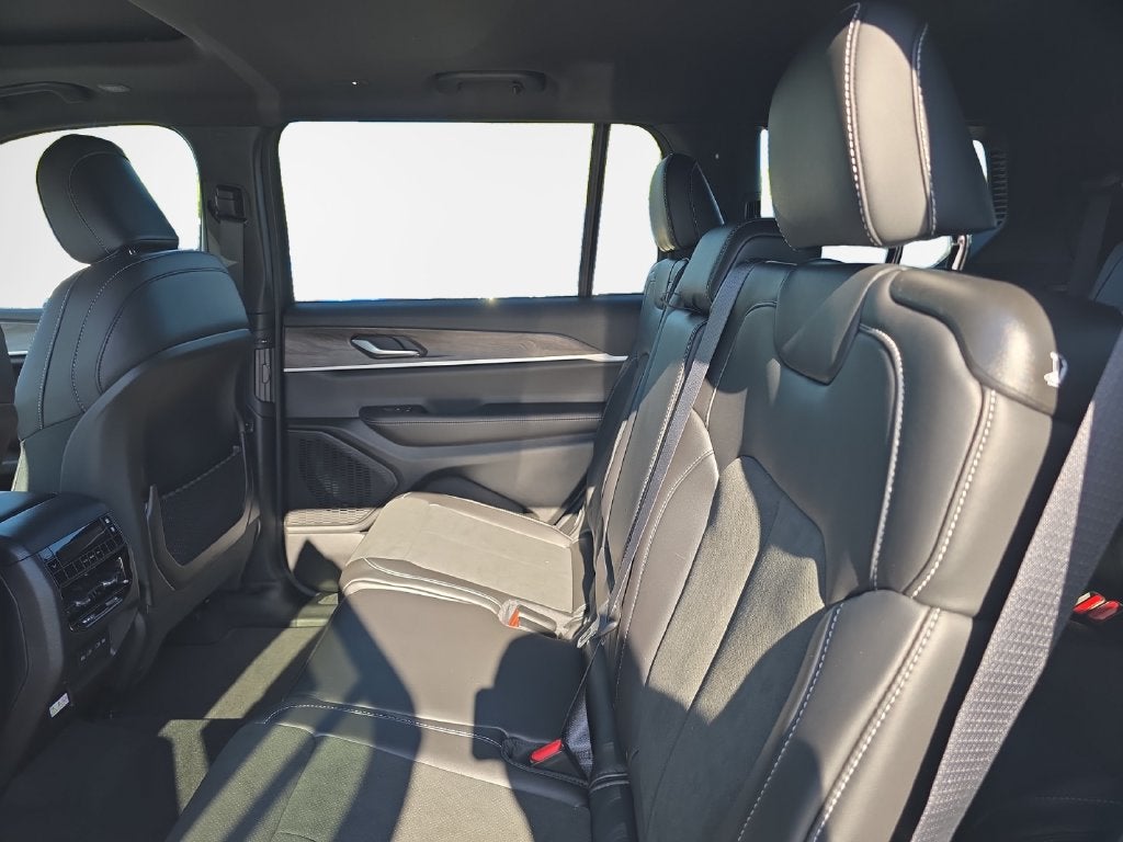2027 Jeep Grand Cherokee Laredo Altitude