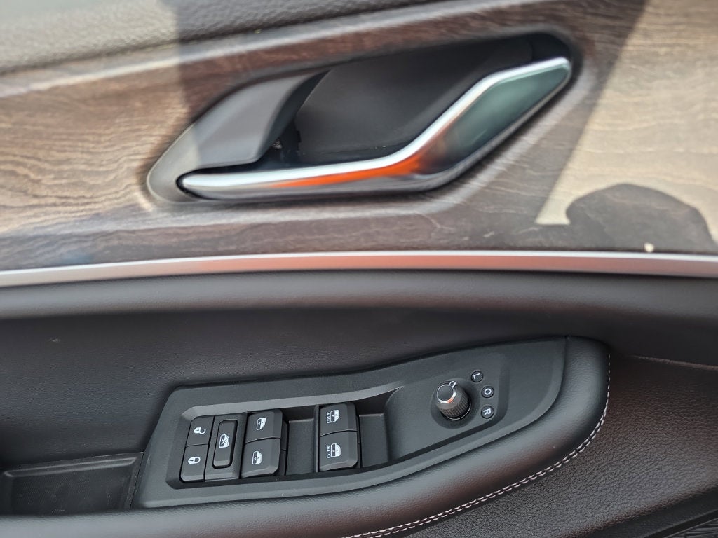 2027 Jeep Grand Cherokee Laredo Altitude