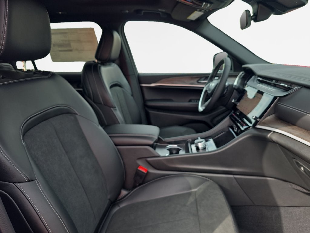 2027 Jeep Grand Cherokee Laredo Altitude
