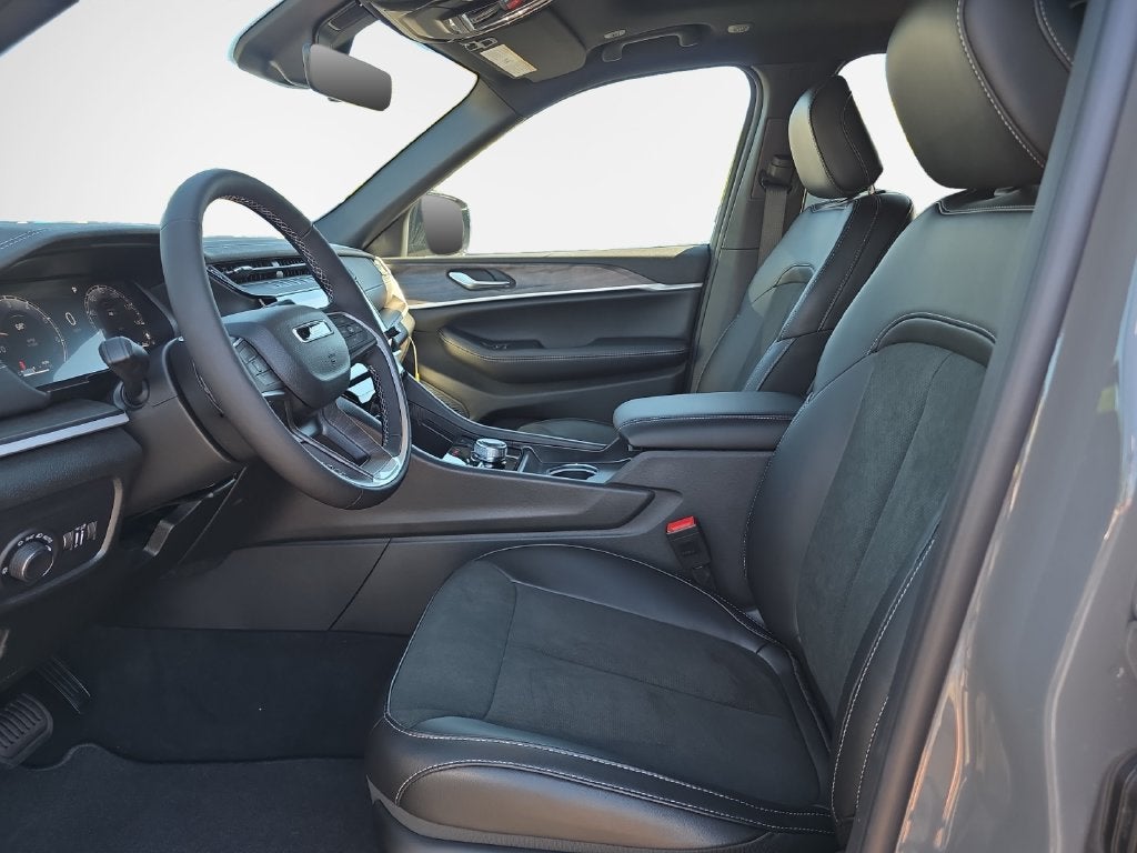 2027 Jeep Grand Cherokee Laredo Altitude