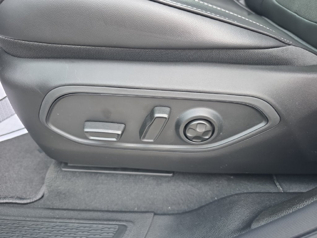2027 Jeep Grand Cherokee Laredo Altitude