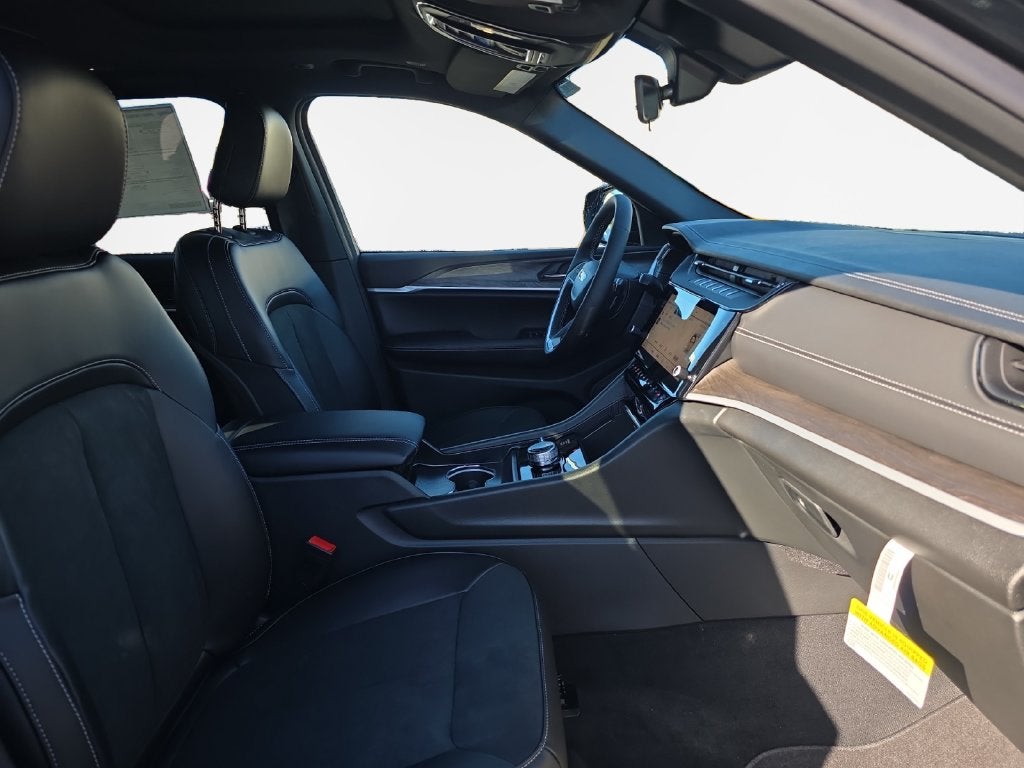 2027 Jeep Grand Cherokee Laredo Altitude