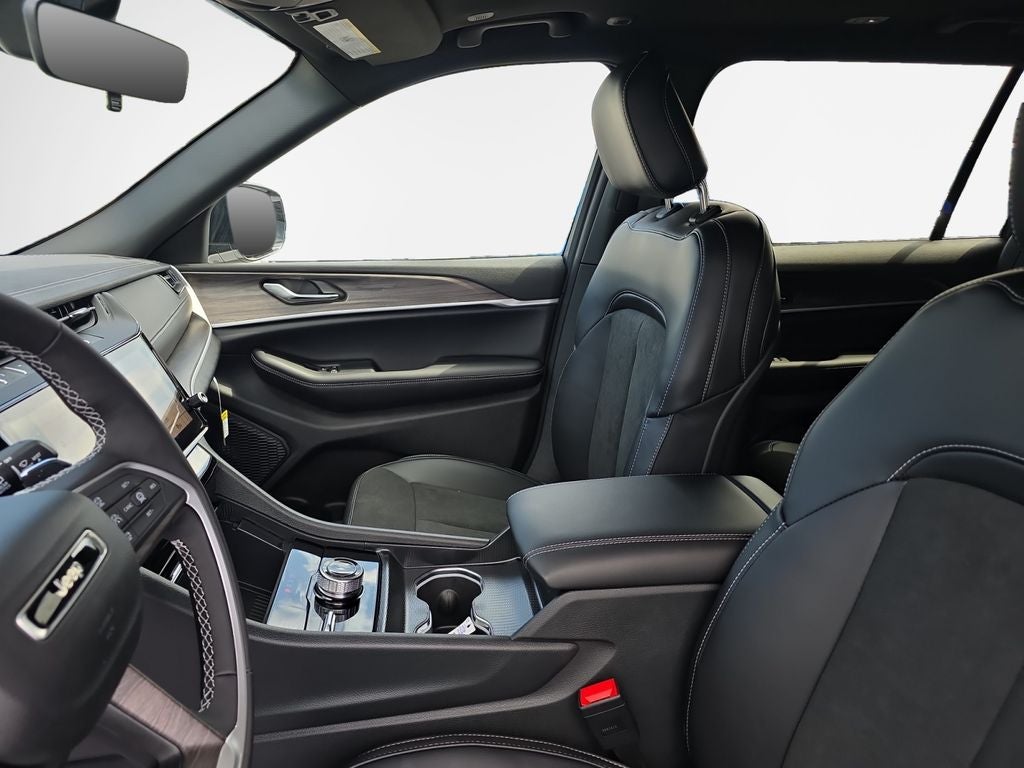 2027 Jeep Grand Cherokee Laredo Altitude
