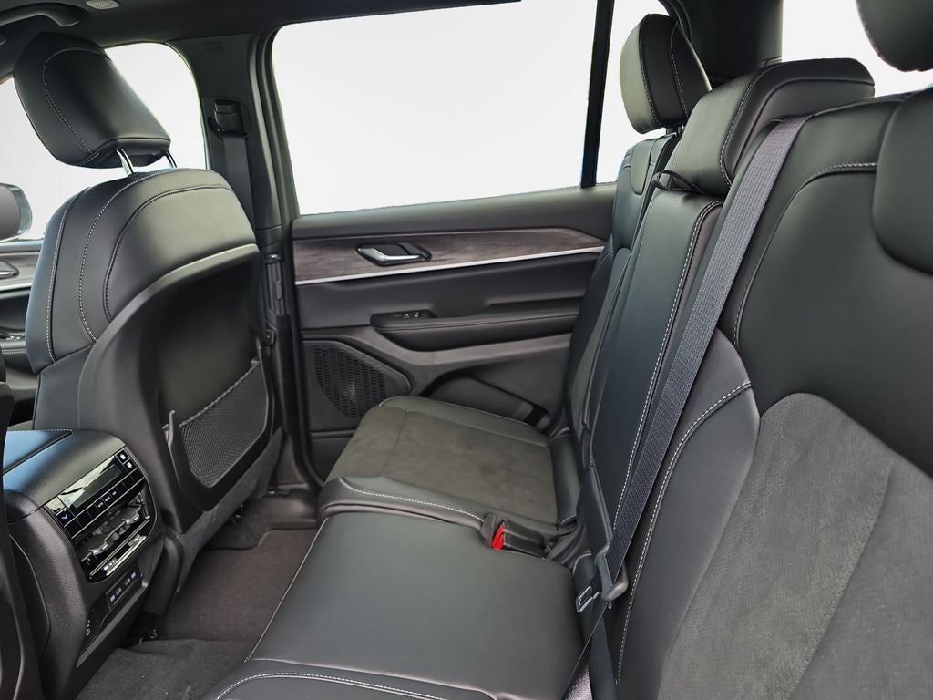 2027 Jeep Grand Cherokee Laredo Altitude