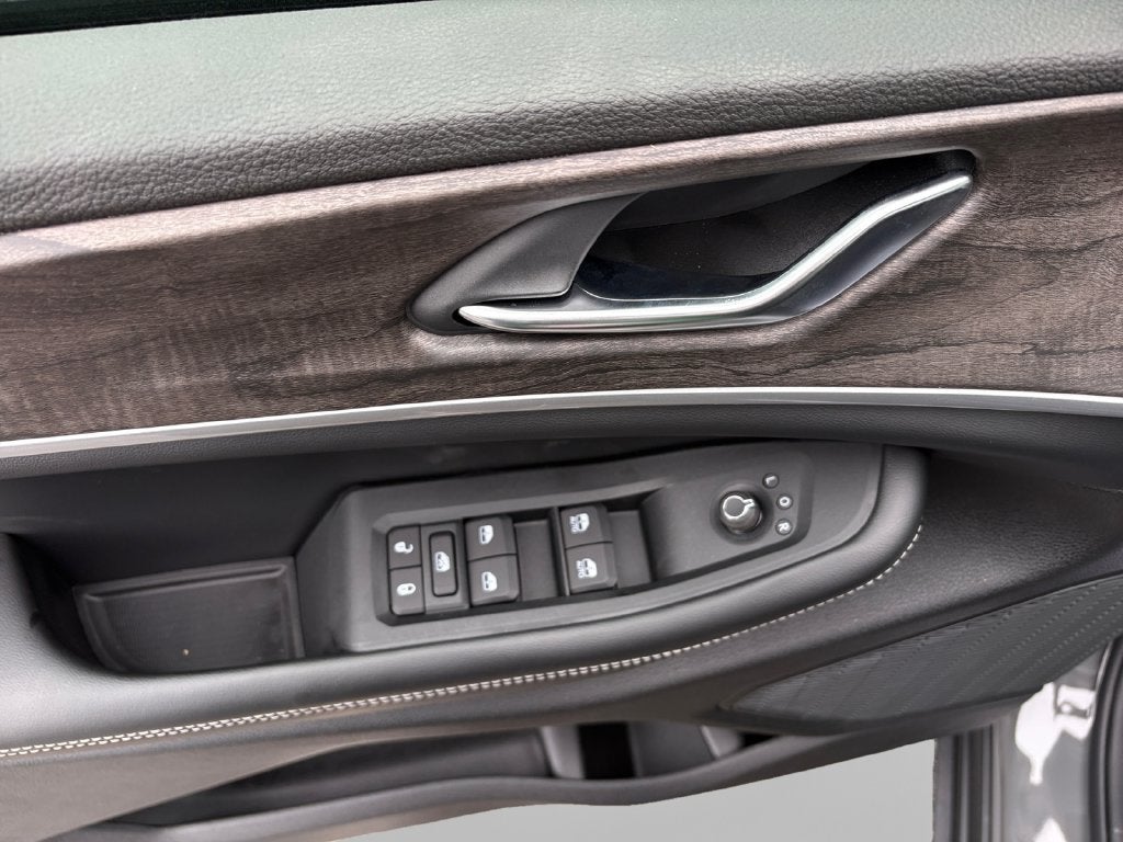 2027 Jeep Grand Cherokee Laredo Altitude