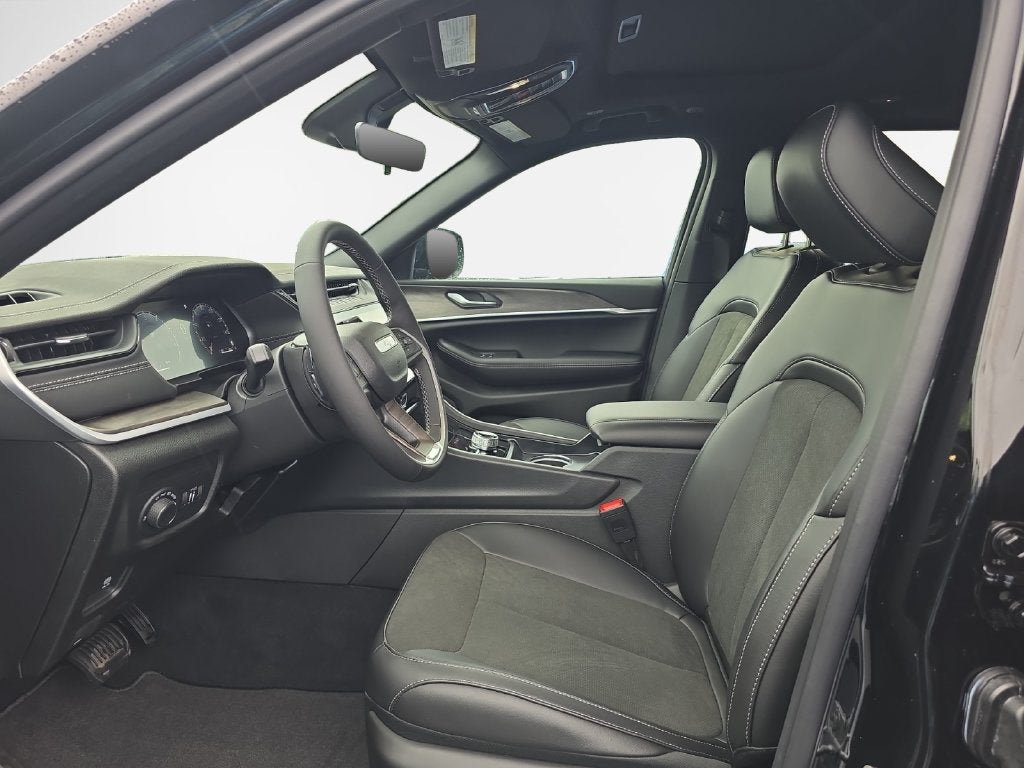 2027 Jeep Grand Cherokee Laredo Altitude