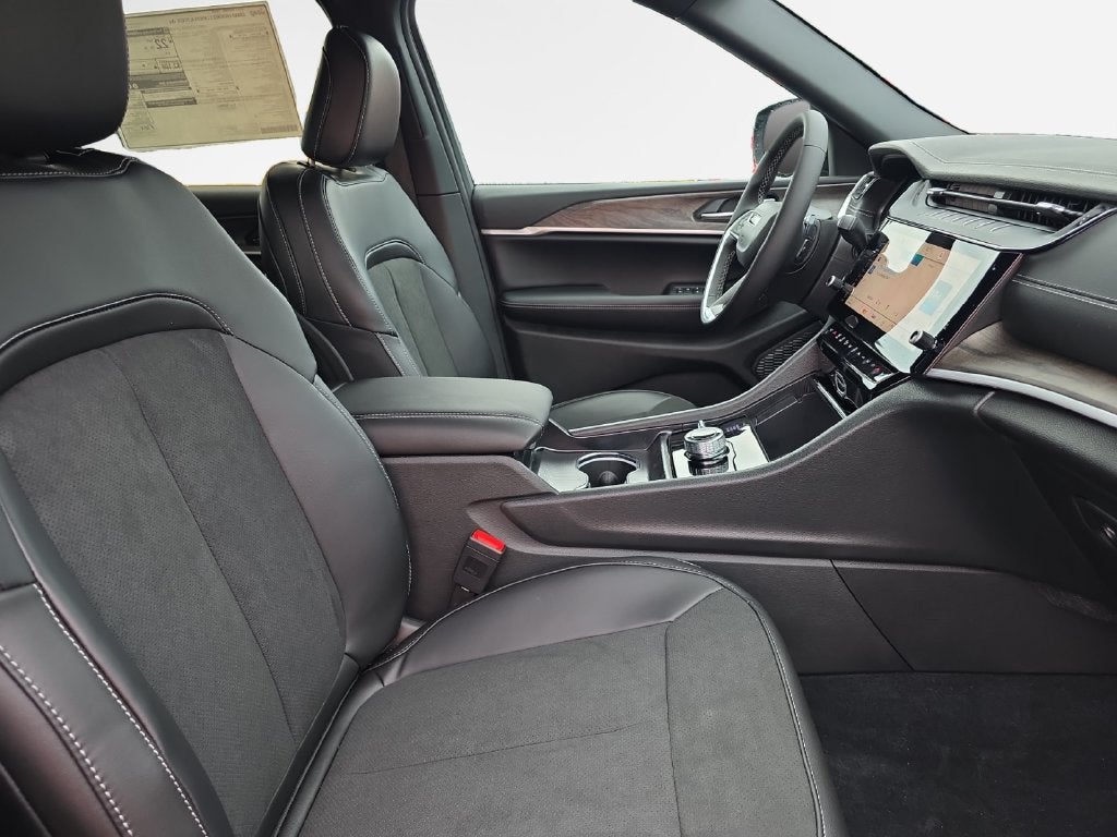 2027 Jeep Grand Cherokee Laredo Altitude
