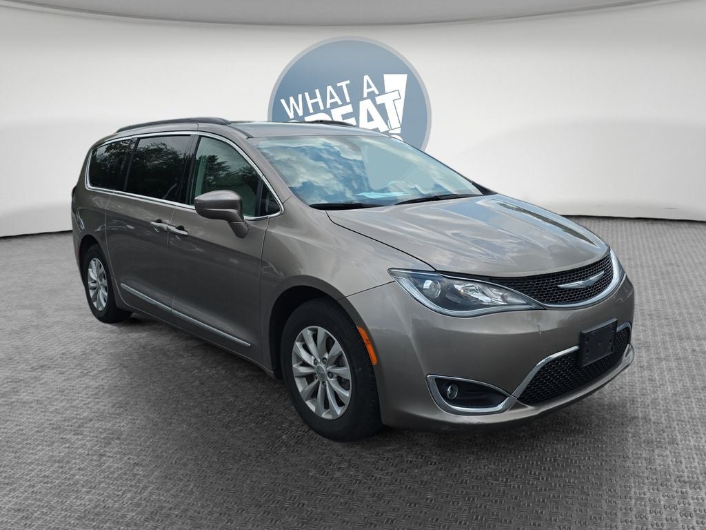 2017 Chrysler Pacifica Touring-L's photo